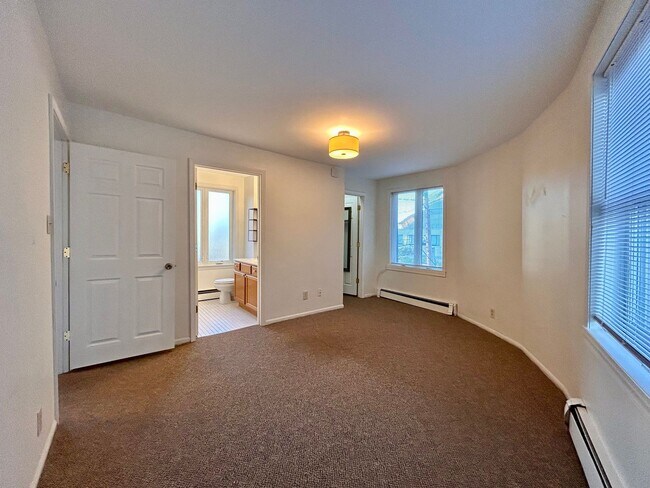 Building Photo - Cresent NE Apartments