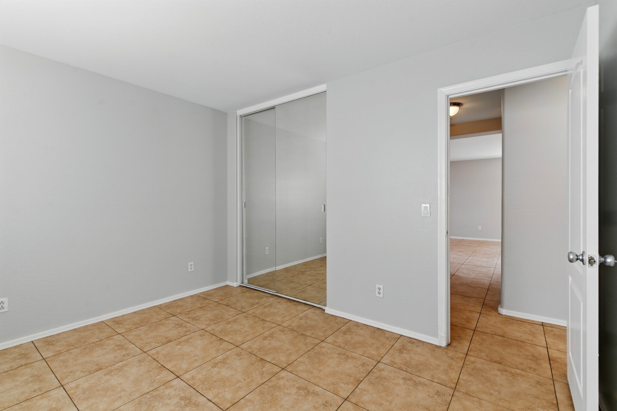 Building Photo - 11546 W Schleifer Dr