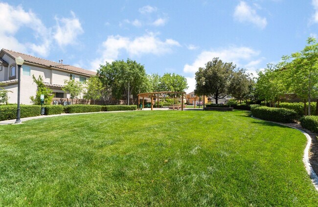 Building Photo - Charming 3 Bedroom Home in the Heart of So...