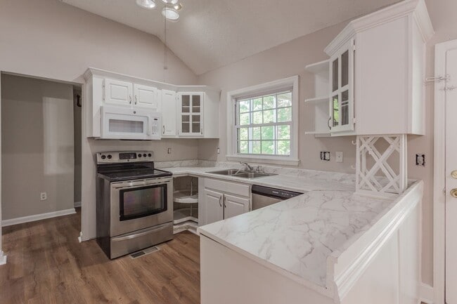 Building Photo - 3 bedroom Signal Mountain Charmer!