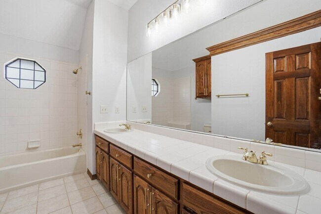 Building Photo - Beautiful & Newly Renovated 3 Bed & 2 Bath House in Heritage Hills with Private Pool