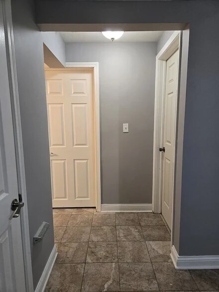 Building Photo - 10105 Hartford Ct