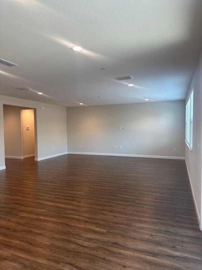 Building Photo - $500.00 off first full months if possessio...