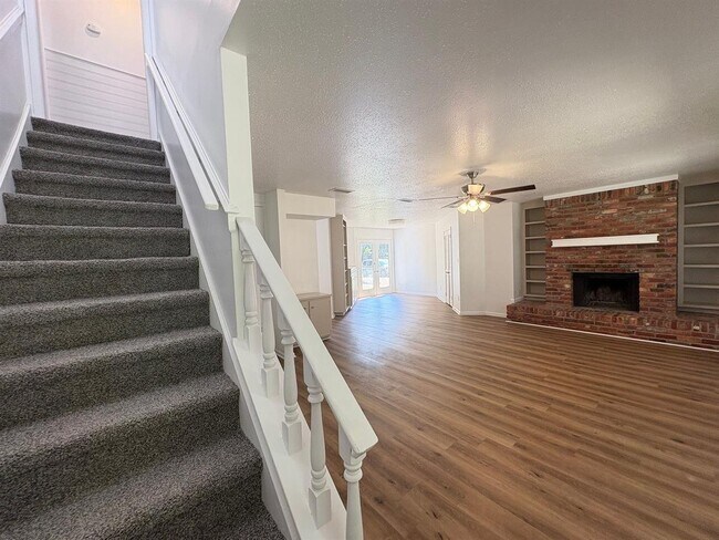 Building Photo - 208 Avon Ct