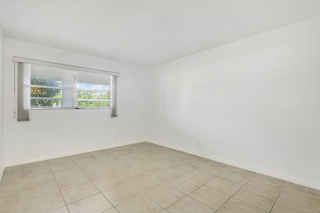 Building Photo - 541 Saxony Dr