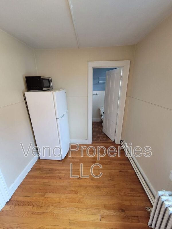 Building Photo - 16 2nd St