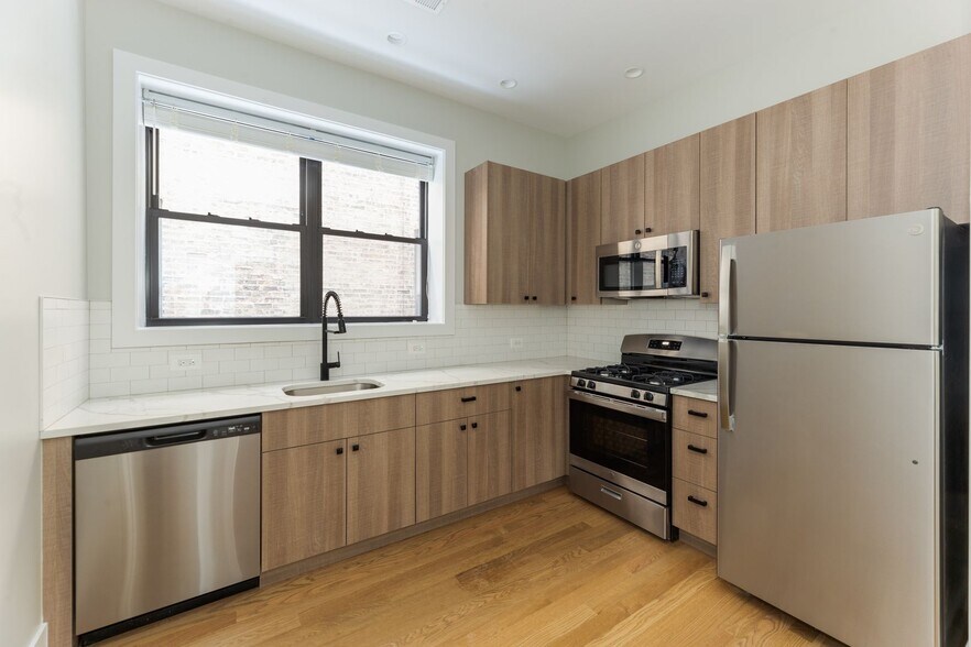 Primary Photo - 3521 N Wilton Ave