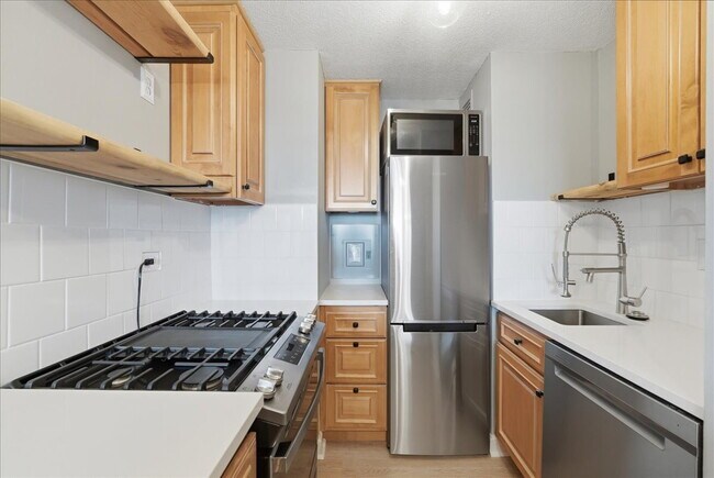 Building Photo - Sophisticated High-Rise Living in Prime Arlington Location