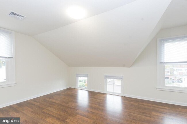 Building Photo - 431 Main St