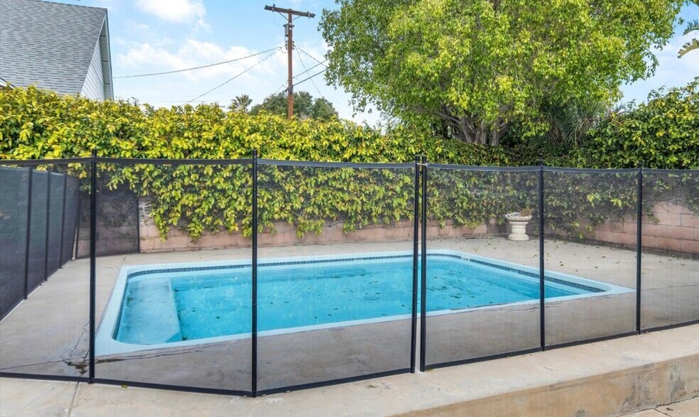 Building Photo - 10100 Sophia Ave