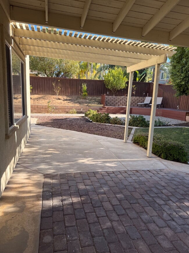 Building Photo - Spacious 5-Bed Family Home w/ 3-Car Garage Near Top Schools in Orange Crest.  One large bedroom a...