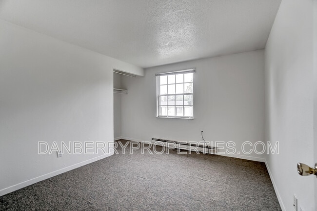 Building Photo - 1006 Ranch Dr