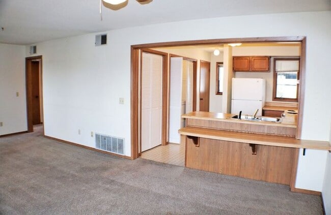 Building Photo - $1100 | 2 Bedroom, 1 Bathroom Condo | Cat ...