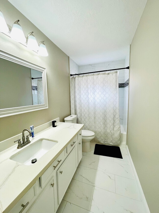 Full guest bathroom. - 718 E Lambuth Ln