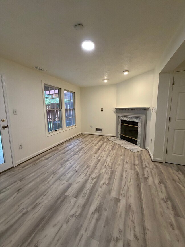 Building Photo - 2110 Commodore Ct
