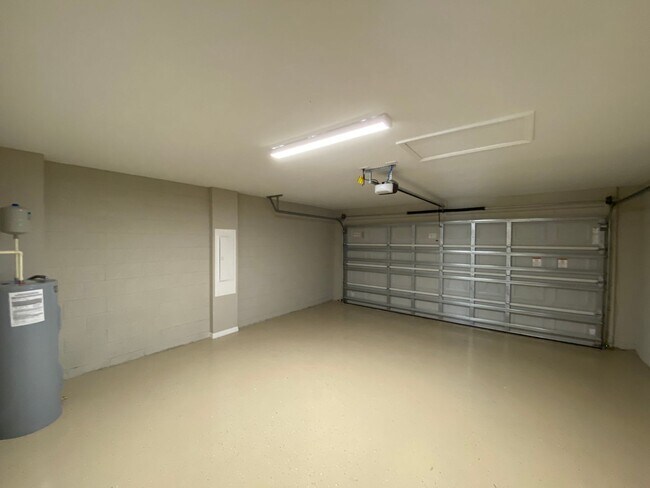 Building Photo - Desirable SW Ocala Neighborhood- 3/2/2 **W...