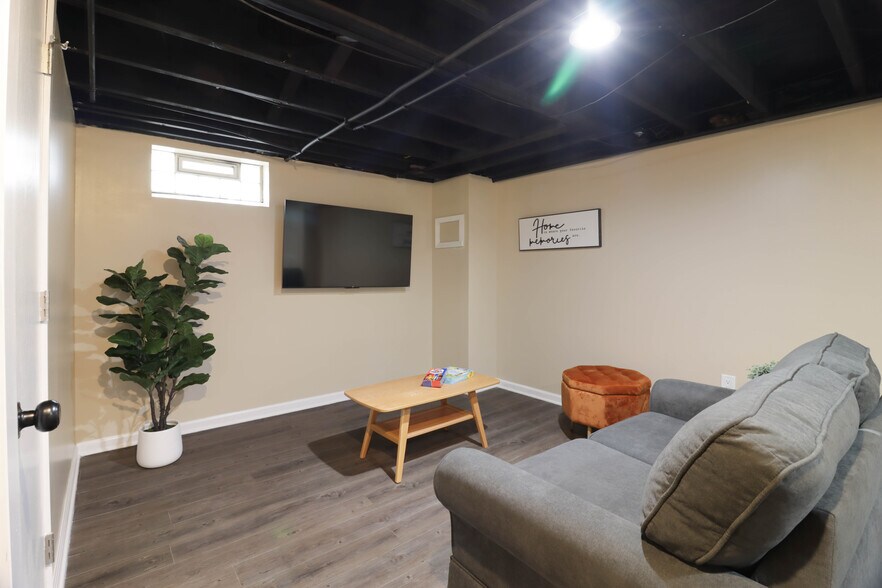 Building Photo - 29744 Rosslyn Ave