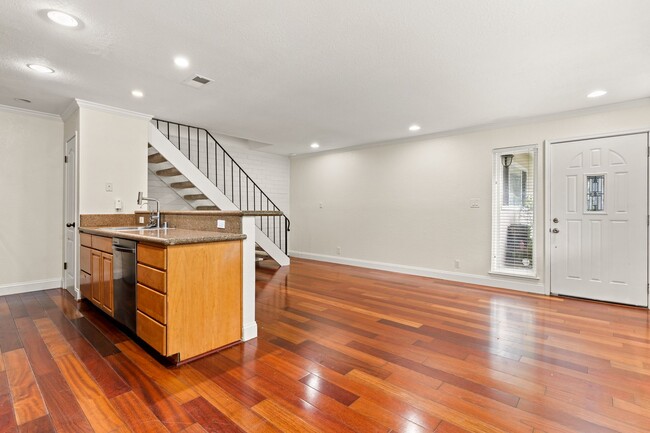 Building Photo - Pleasanton 2BD Townhouse w/ Granite Kitchen, Plank Floors, Community Amenities & Top Schools