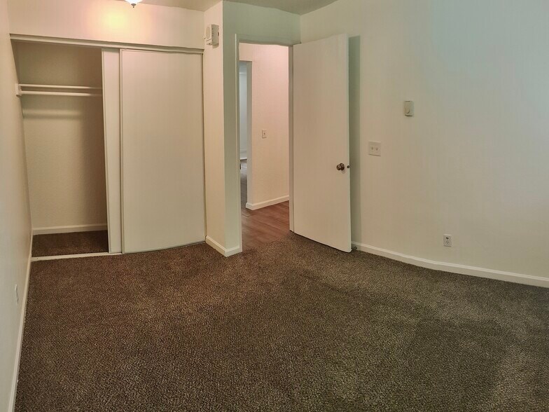 Second Bedroom perfect for a Guest Room or Home Office. - 9494 Redmond Woodinville Rd NE