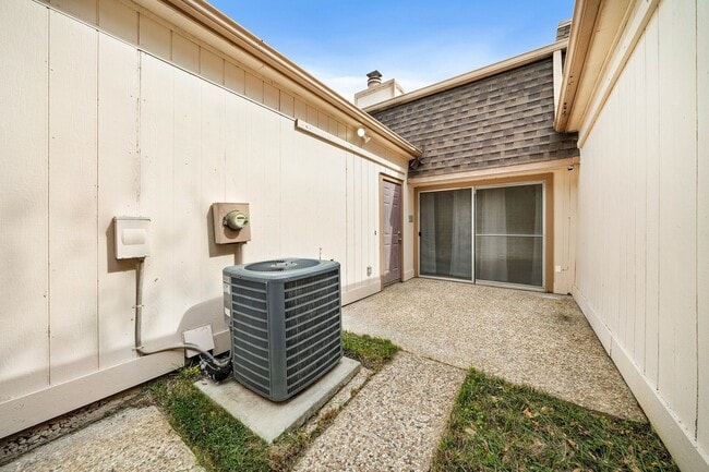 Building Photo - 2615 Yorktown Ln