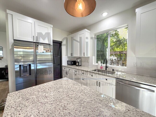 Building Photo - Beautiful Townhouse Steps From Centennial ...