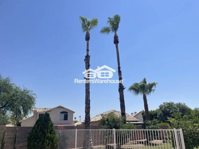 Building Photo - Hillcrest Beauty 4bed 3bath P00L Grass Bac...
