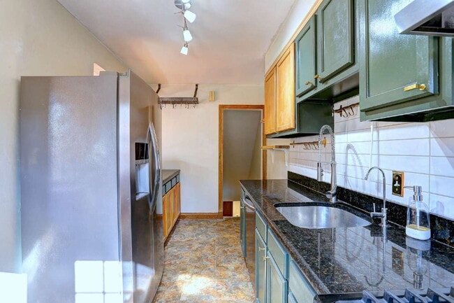 Building Photo - (3BD/2BA) Fabulous Rodgers Forge Townhome