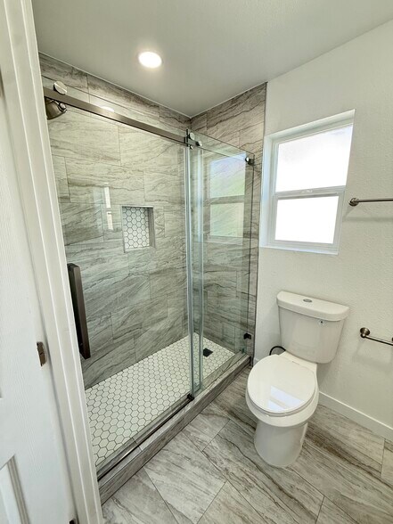 Building Photo - 1007 W 225th St