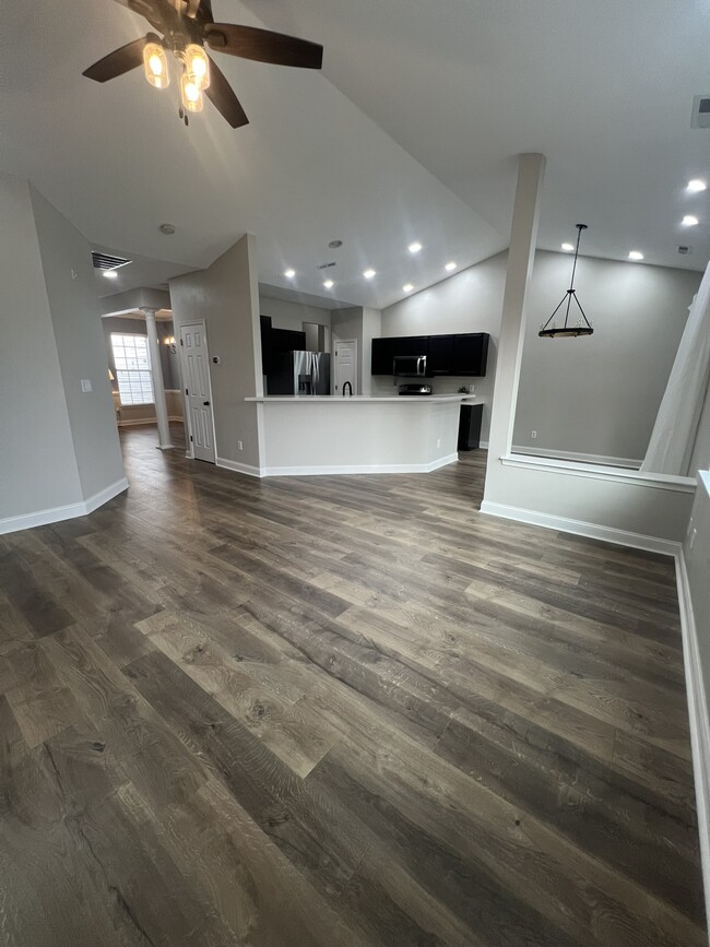 Building Photo - 920 Hanson Dr