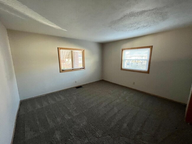 Building Photo - 911 N Center St