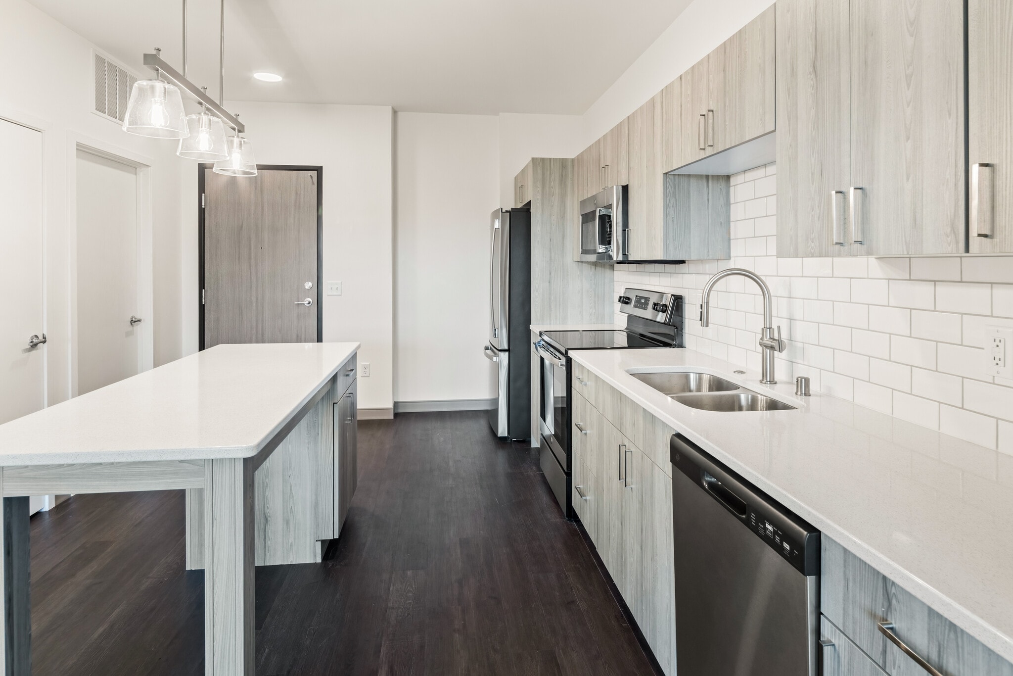 Building Photo - 2420 E Capitol Dr