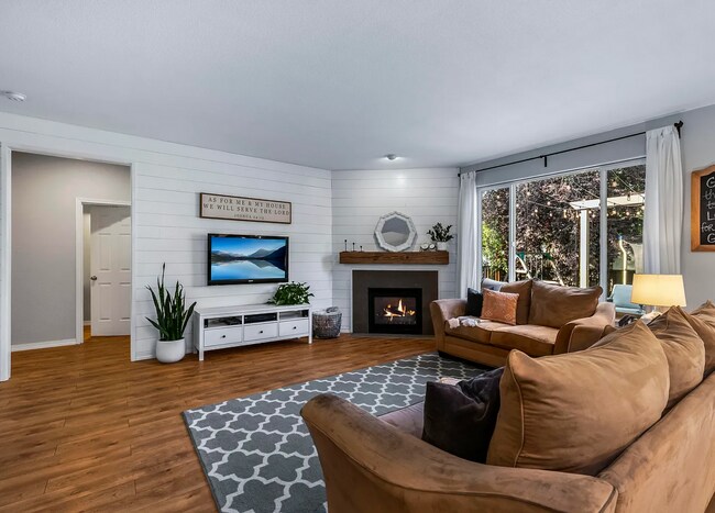 Building Photo - Gorgeous, Bright 4 Bedroom Home in SW Bend!