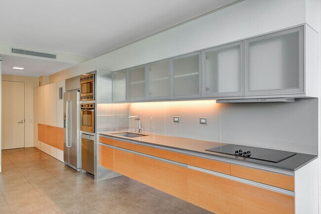 Building Photo - Veer Towers 1009W- Partial Strip Views fro...