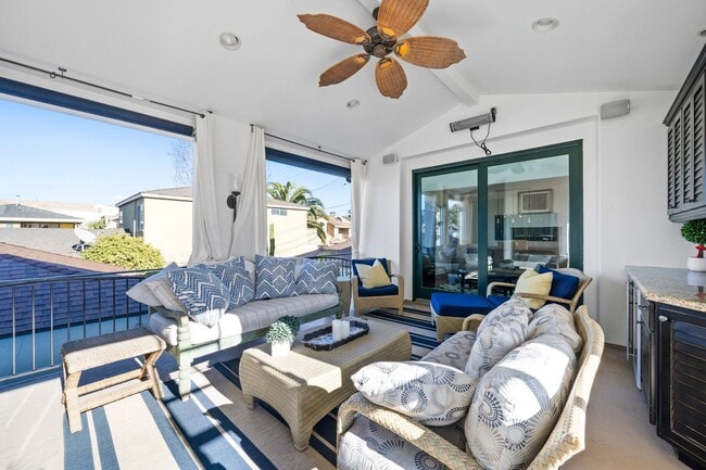 Building Photo - Light-Filled Furnished Townhouse with Rooftop Deck in Corona del Mar