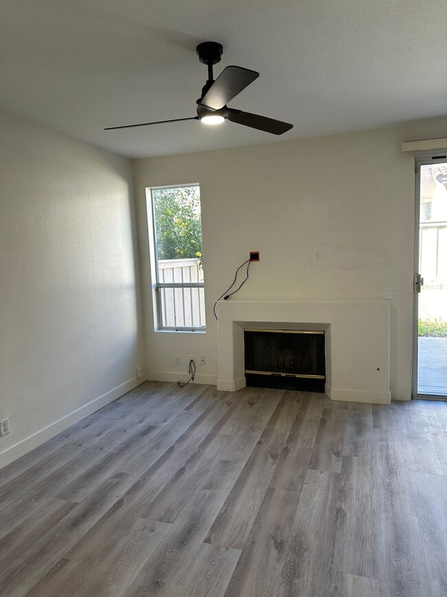 Building Photo - Centrally Located Townhome w/ 2 Car Garage...