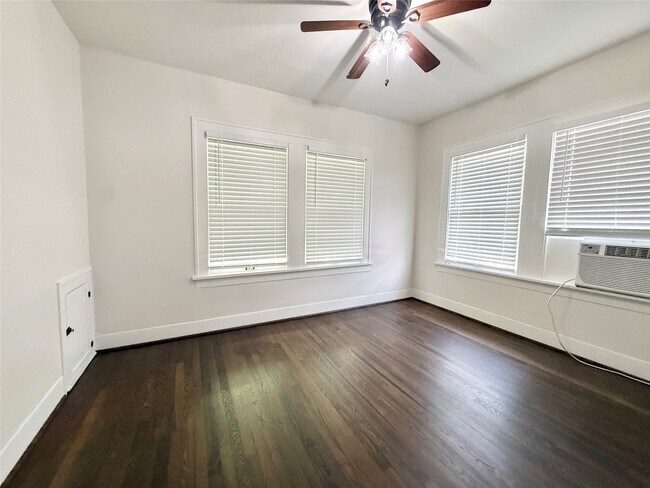 Building Photo - 1136 Berthea St