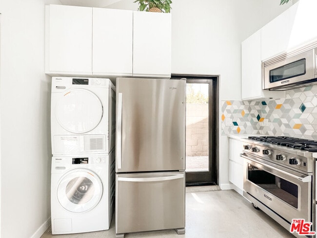 Building Photo - 3836 1/2 Seneca Ave