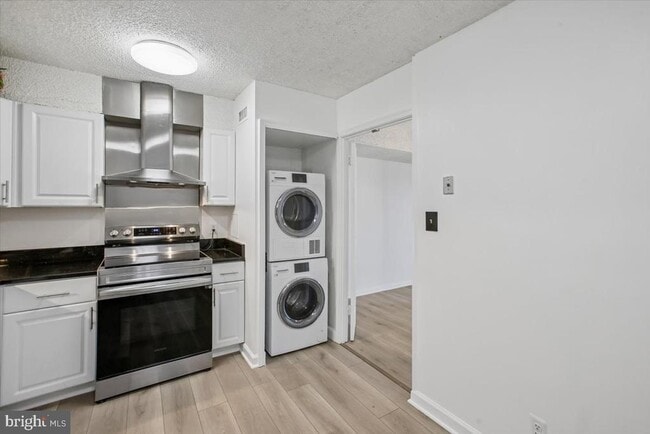 Building Photo - 3800 Powell Ln