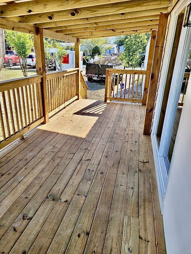 Building Photo - Recently Renovated 2 Bedroom / 2 bathroom ...
