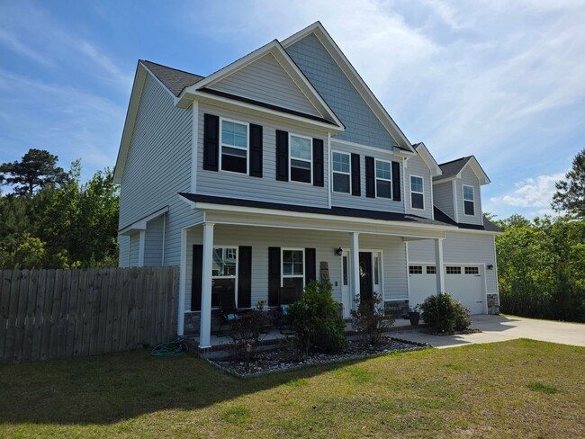 Building Photo - Spacious & Stylish Living Near Camp Lejeune with Expansive Fenced Backyard