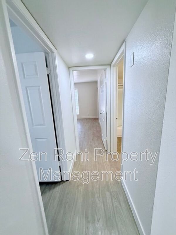 Building Photo - 1044 E Harmony Ave