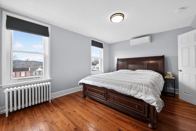 Building Photo - 4 Bedroom, 2 Bath Conshohocken Gem!