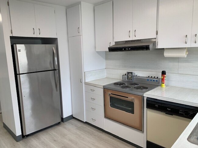 Building Photo - 3350 Sierra Dr