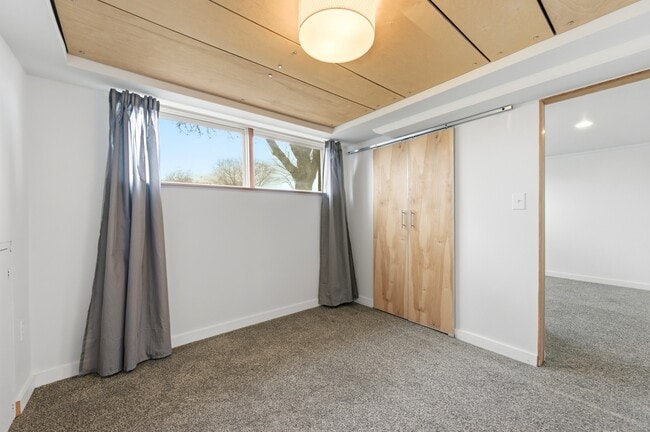 Building Photo - 1346 Phillips Ln