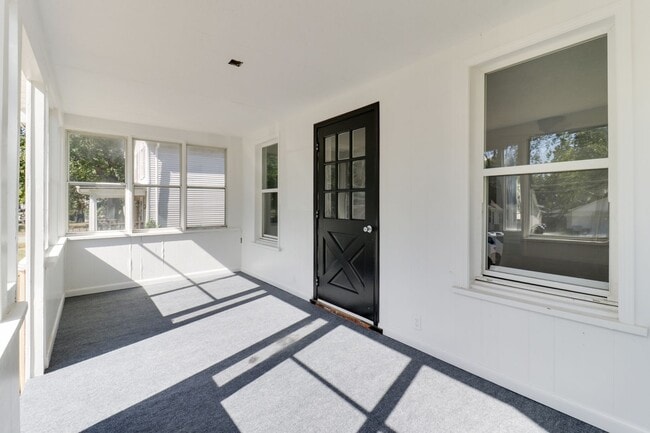 Building Photo - Renovated 2 Bedroom Home!