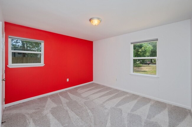 Building Photo - Charming Navarre Home on Nearly Half an Acre