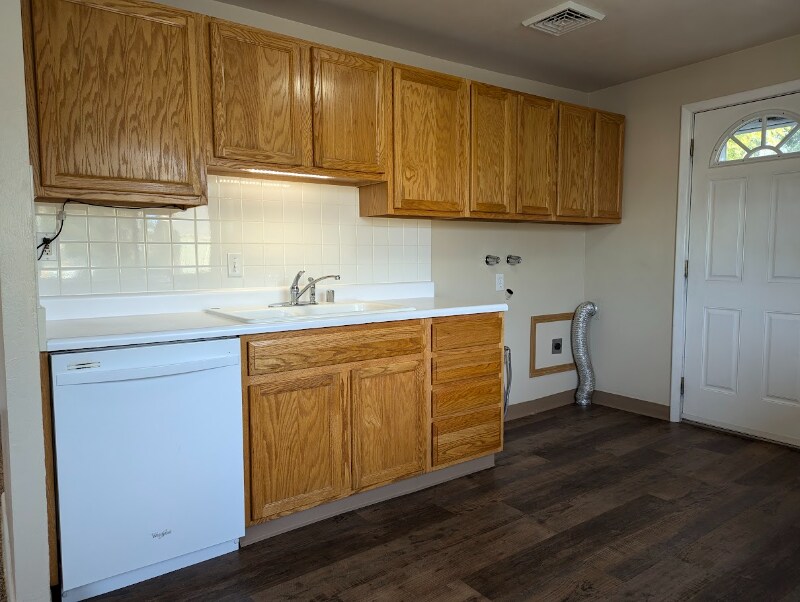 W/D hookups - 720 21st Street