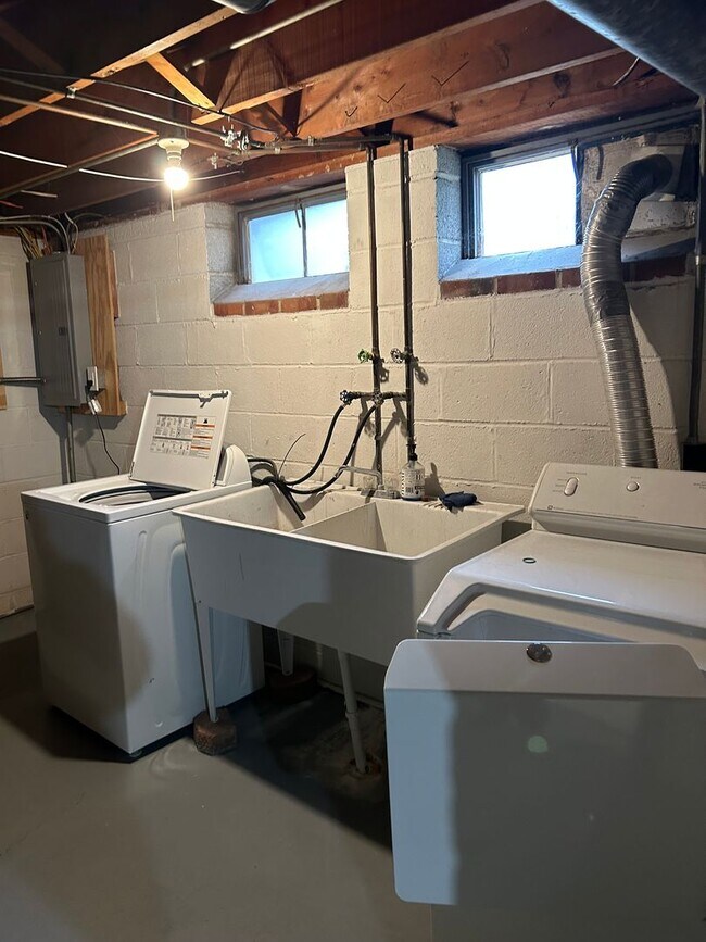 Building Photo - Brick Ranch for Rent in Mayfield HTS walking distance to Golden Gate Plaza