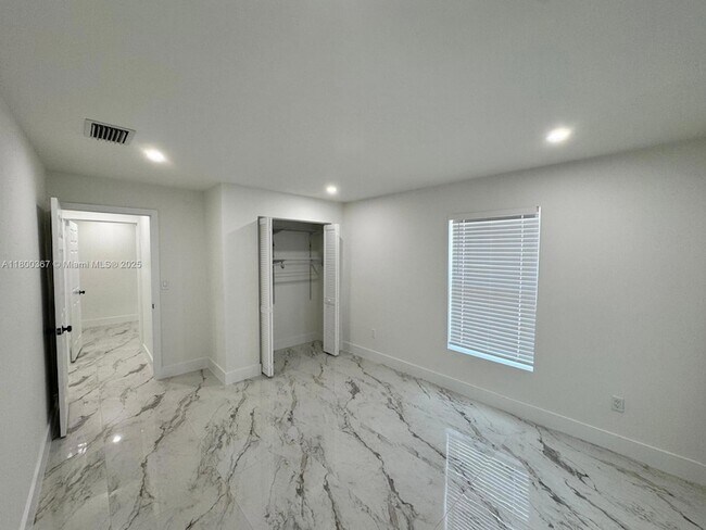 Building Photo - 11000 SW 47th Terrace