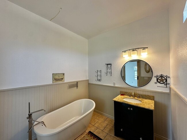 Building Photo - Barndominium in the Country!